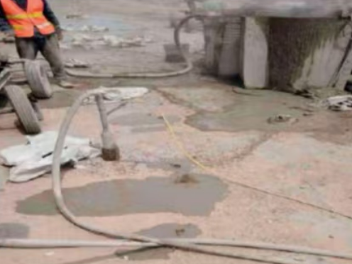 柳江水泥混凝土路面板底注浆技术 路面脱空注浆整治方案